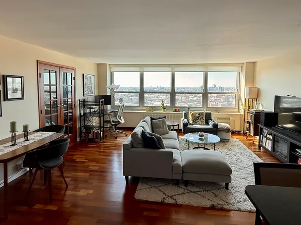 1255 N Sandburg Ter, Chicago, IL