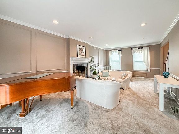 4th image of 29 Addington Dr