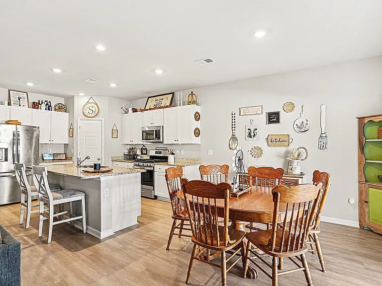 186 Saddle St — Photo 3