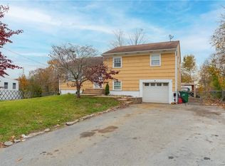 27 Peacock Ln, Poughkeepsie, NY 12601