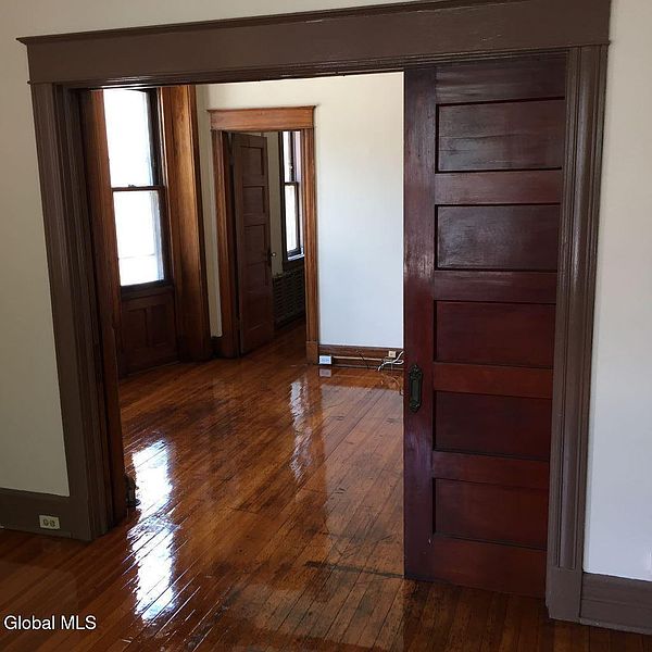 5th image of 469 Madison Avenue
