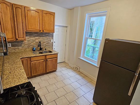 3rd image of 2519 N Lawrence St