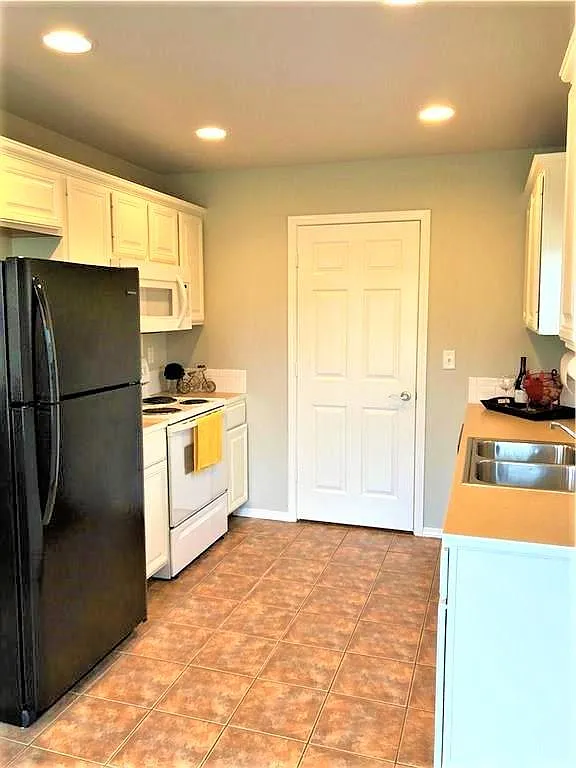 Building Photo - 451 Maplewood Dr