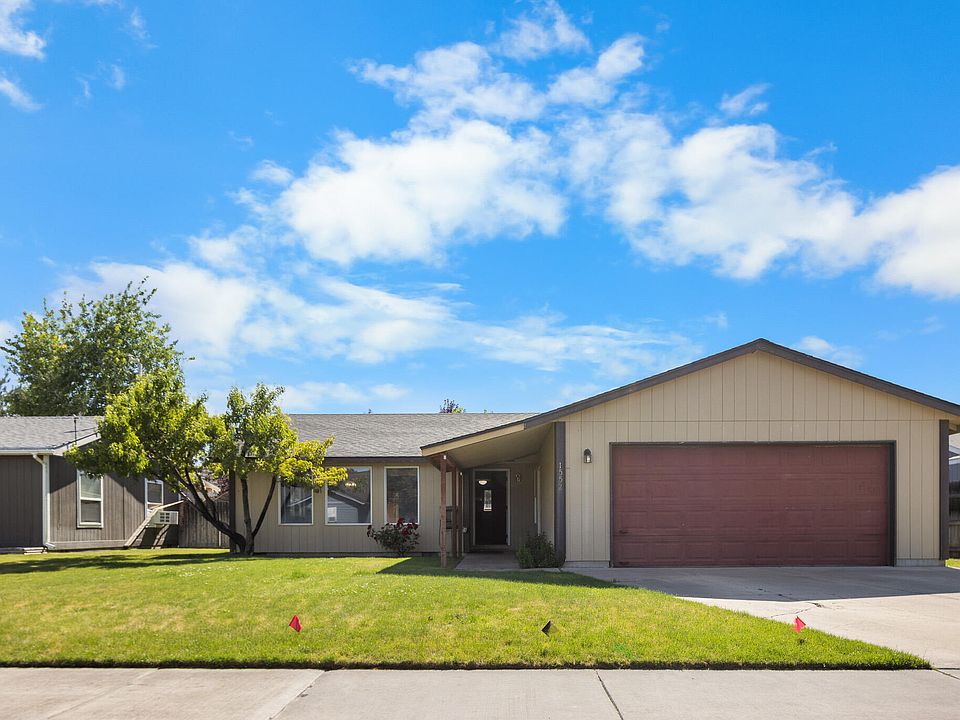 1st image of 1552 NE Deedie Ct