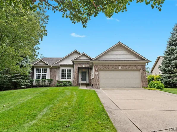 24700 Crystal Dr, Brownstown, MI 48134