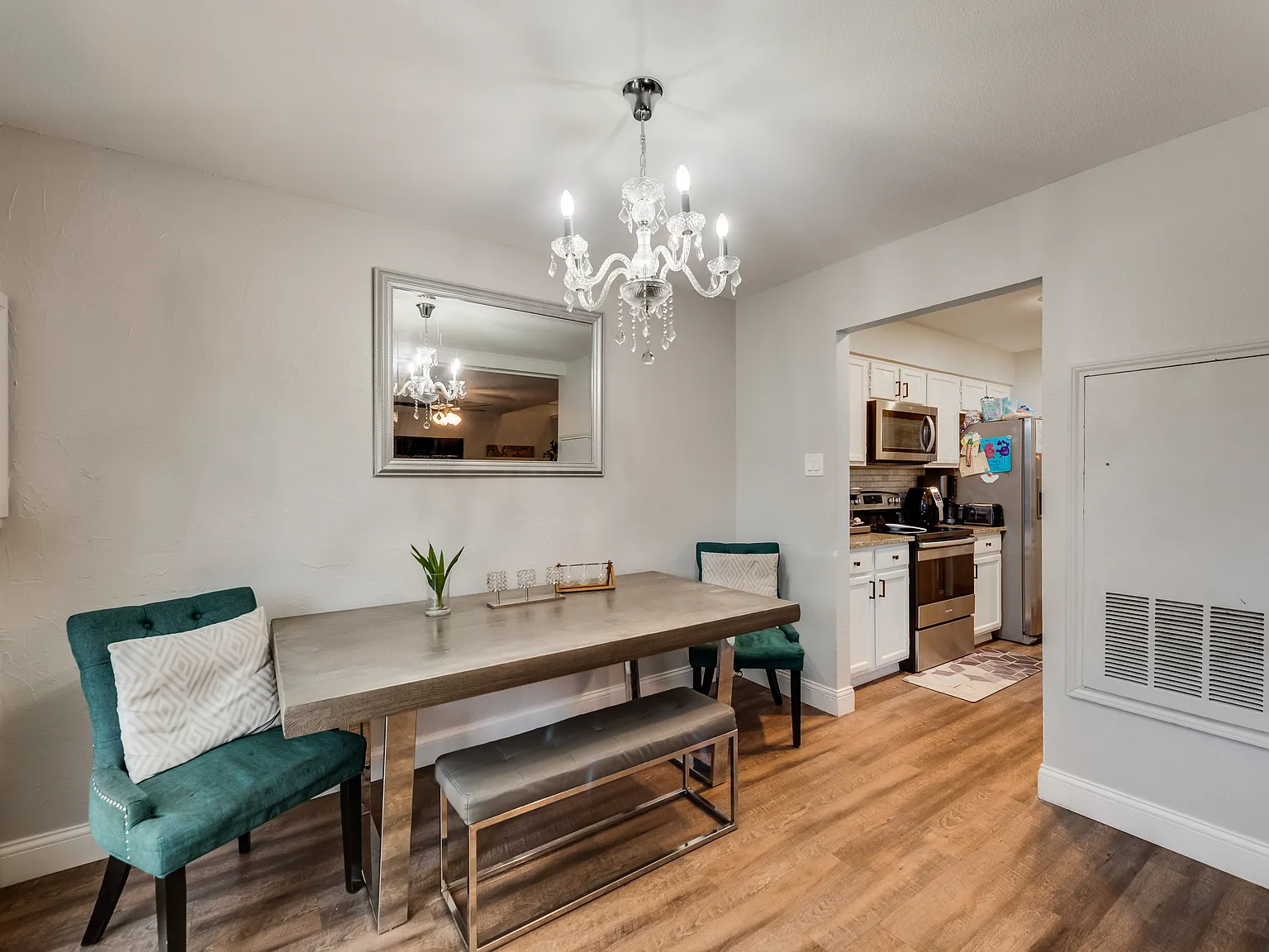 2 bed, 2.5 bath, 1368 sqft, $2,100 — Photo 2