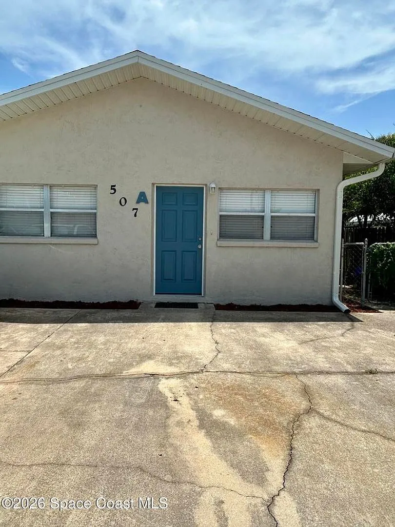 Adorable duplex walking distance to beach — Photo 1
