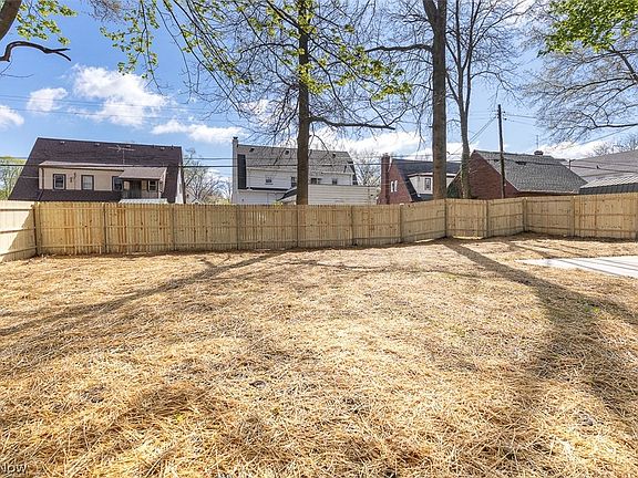 4th image of 593 Mineola Ave