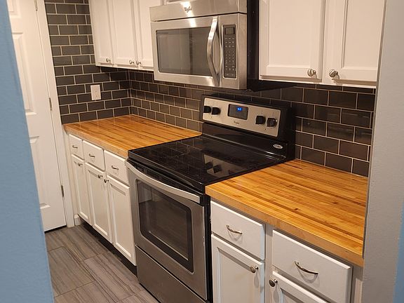 2nd image of 991 Manor Ln Unit R