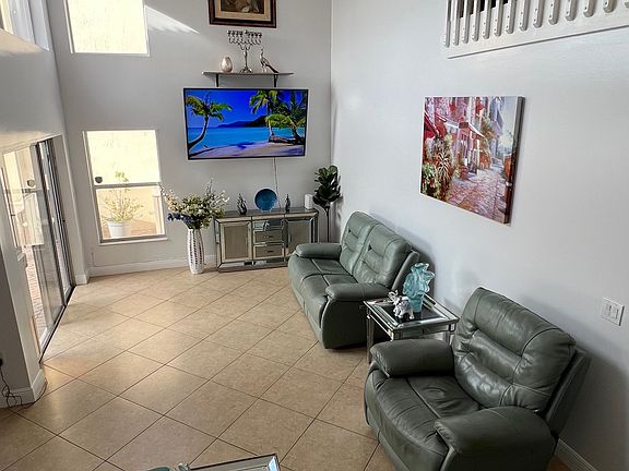 3rd image of 1590 Seagrape Way