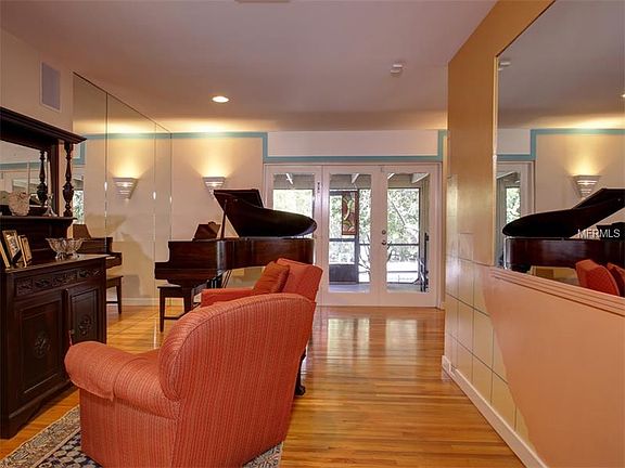 3rd image of 2619 S Hawthorne Cir