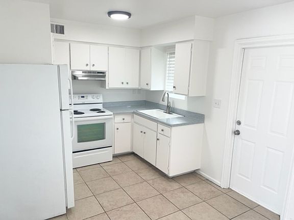 3rd image of 5927-5939 W Rose Ln #5939-12