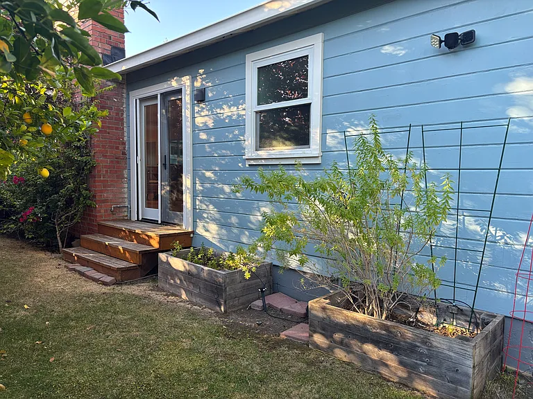 1925 Howard Ave — Photo 6