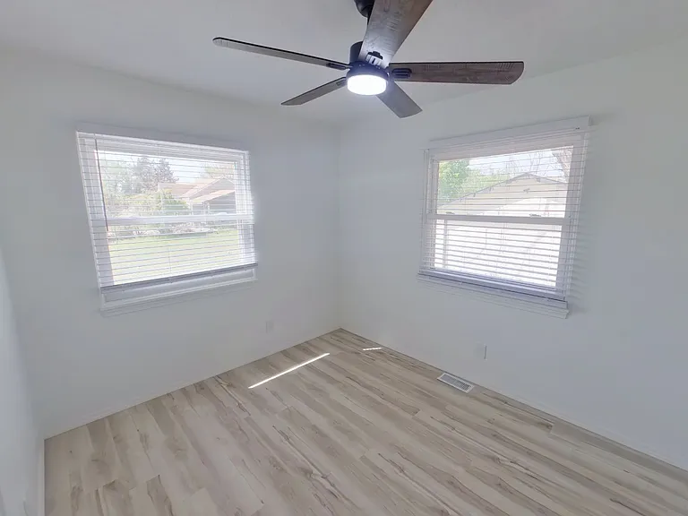 1031 N Edwards Ave — Photo 10