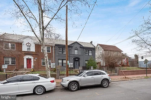 1526 V St SE #2 Photo 1