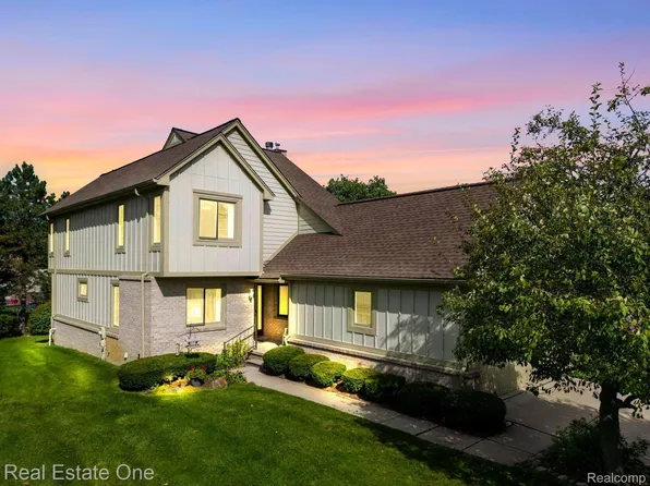 805 Red Maple Ln, Wixom, MI 48393
