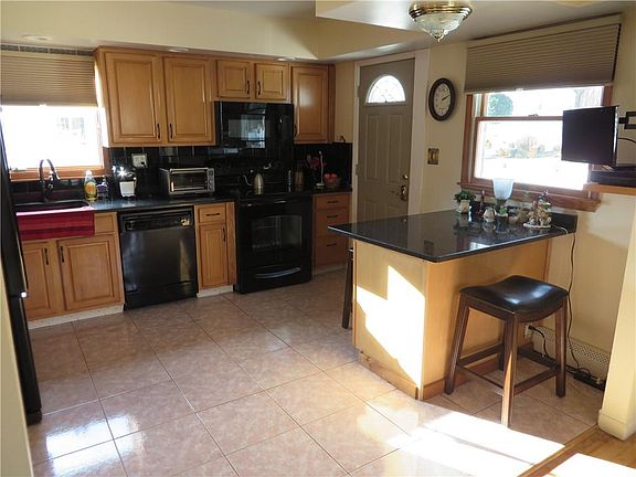 2nd image of 35 Gardner Pl