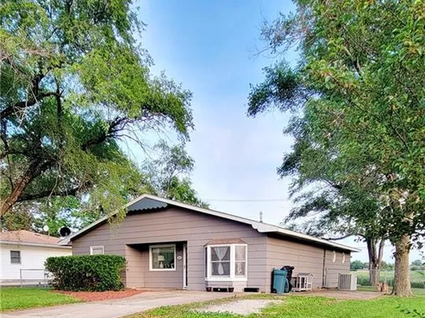 805 E Garfield St, Iola, KS 66749