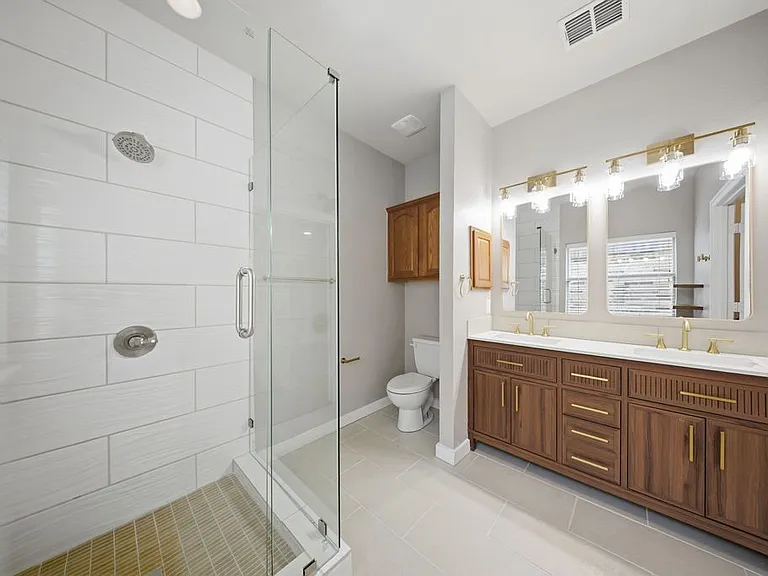 2140 Walnut Square Dr — Photo 2