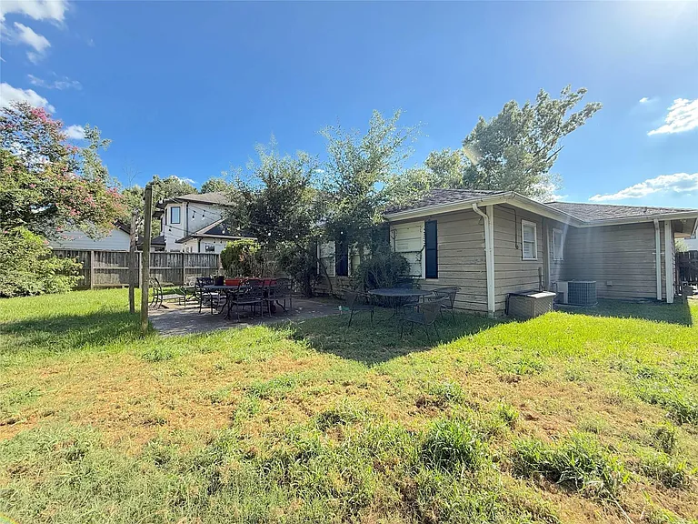 1434 Glourie Dr — Photo 12