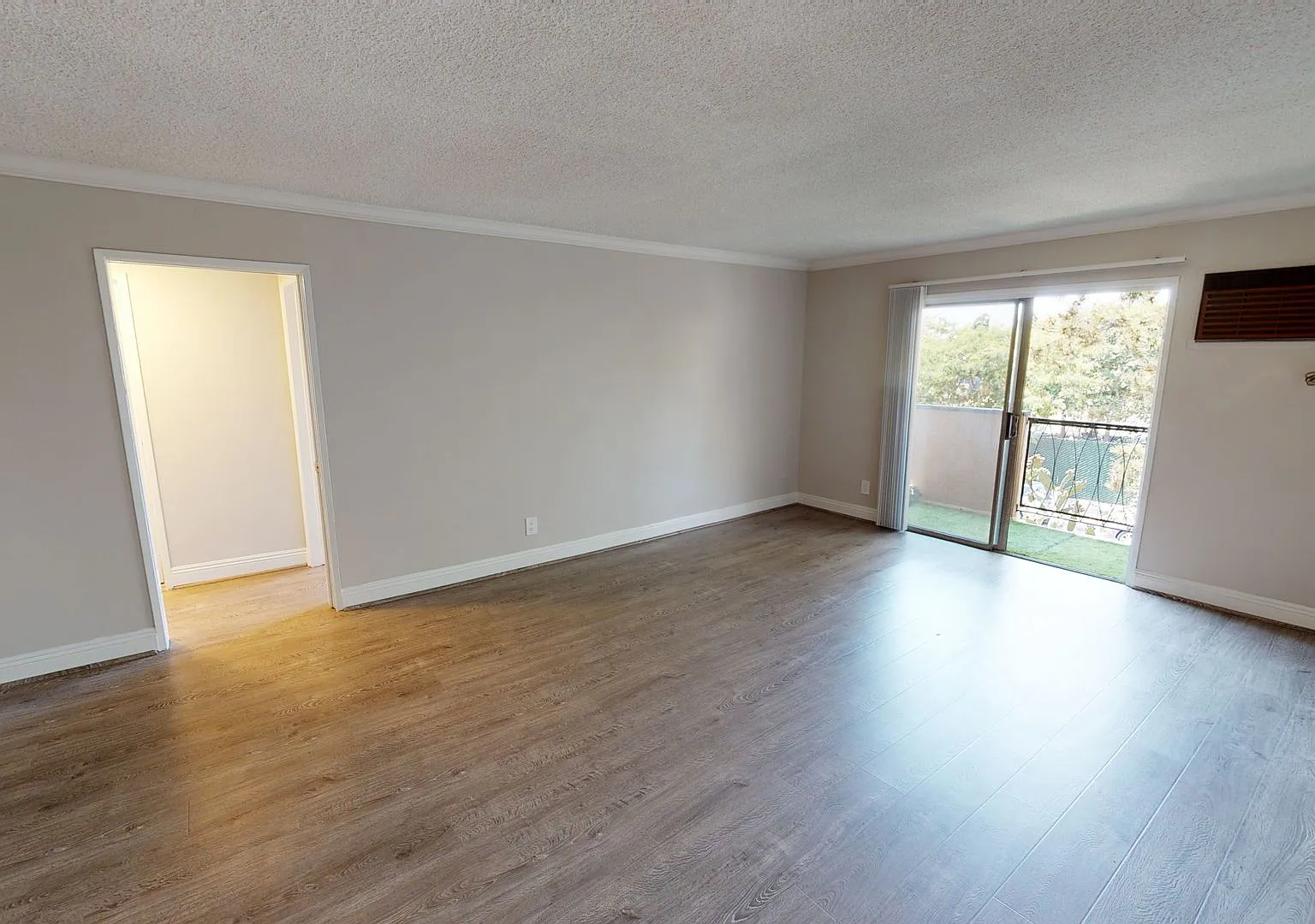 Hayworth Apartments...Gorgeous Newly Remodeled Apartment..Quiet Upscale Residential Neighborhood!... — Photo 4