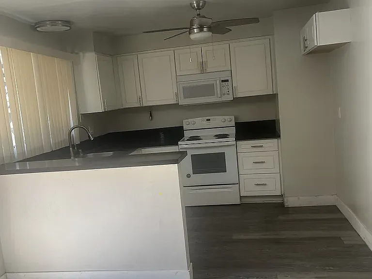 9919 De Soto — Photo 5