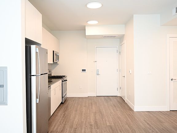 3rd image of 475 William St Unit 404
