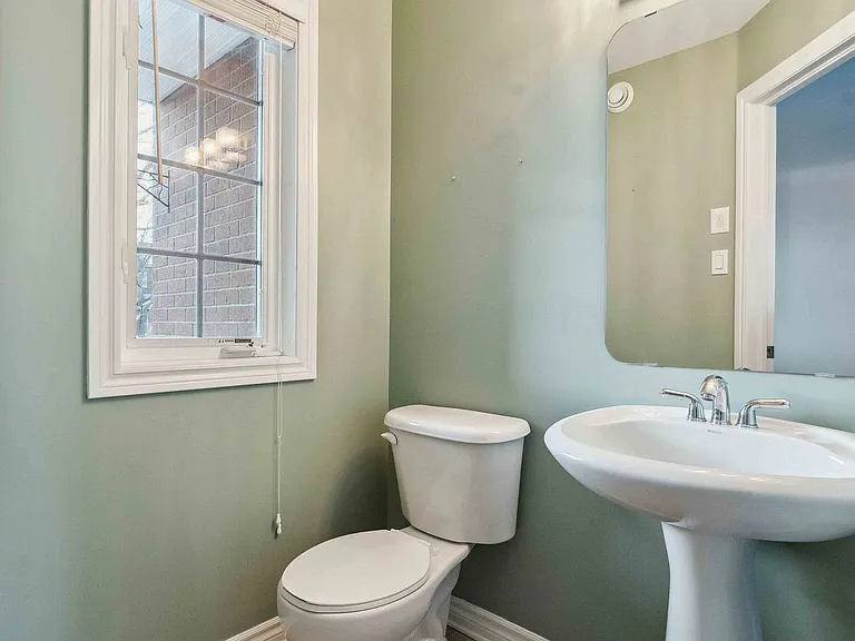 130 Tandalee Cres — Photo 3