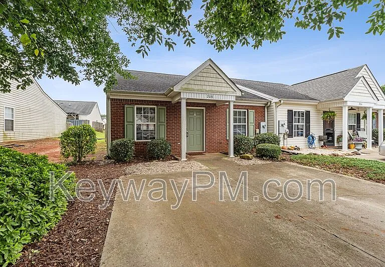 208 Satomi Way — Photo 2