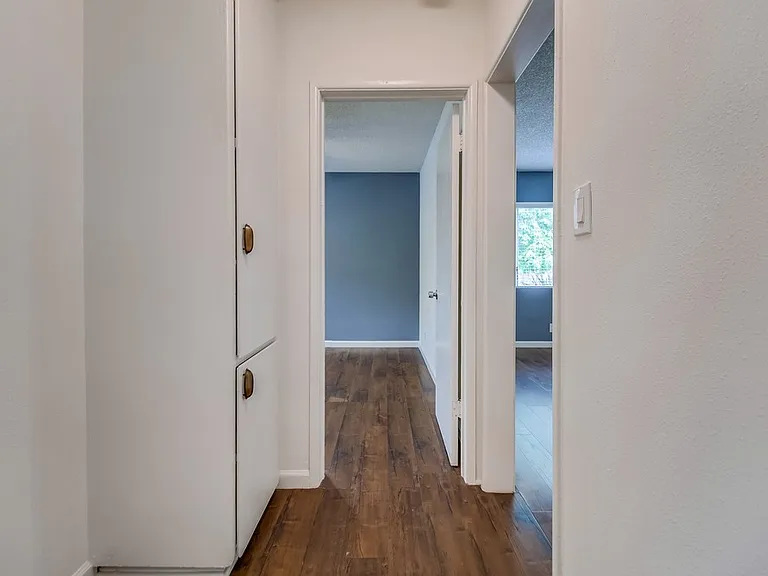 Classic Courtyard Building on Venice Blvd Secure, Convenient, Pet-Friendly — Photo 14