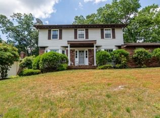 34 Whitewood Dr, Morris Plains, NJ 07950