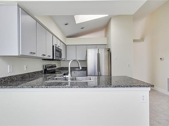 3rd image of 4243 Sandhurst Dr