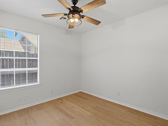 5th image of 612 W Perry Dr