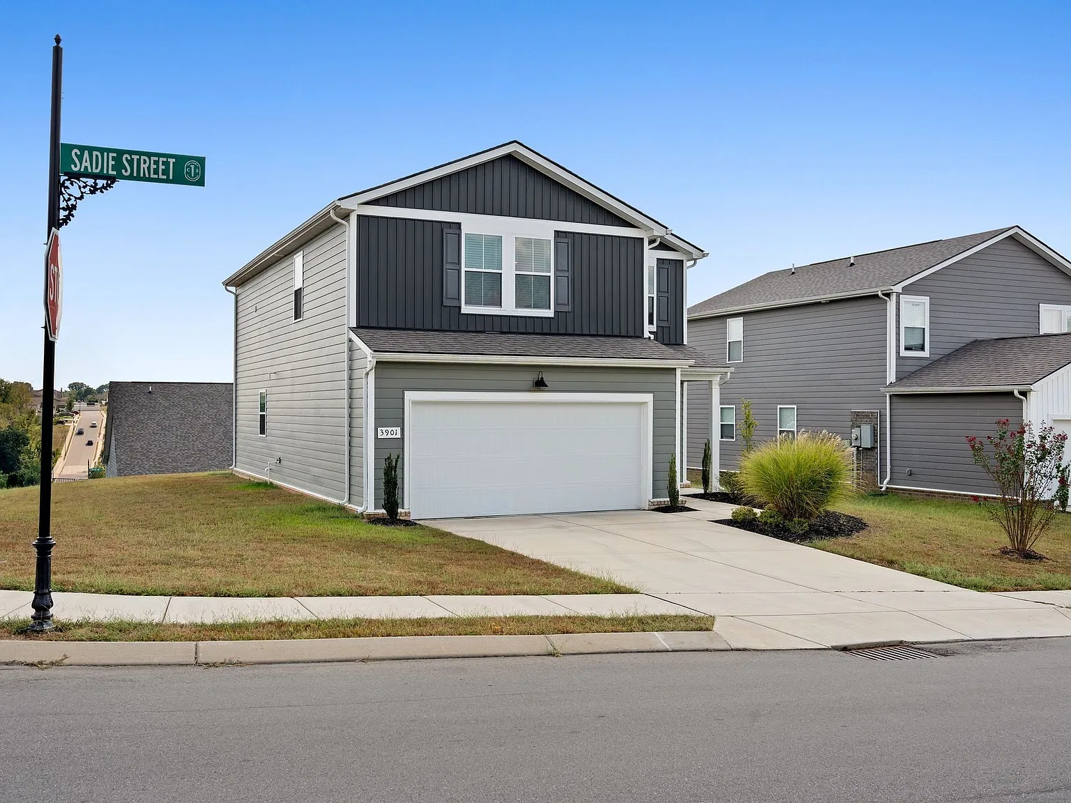 3 bed, 2.5 bath, 1923 sqft, $1,975 — Photo 3