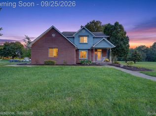 5390 Dillon Dr, White Lake, MI 48383