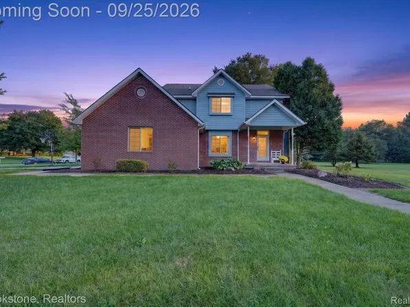 5390 Dillon Dr, White Lake, MI 48383