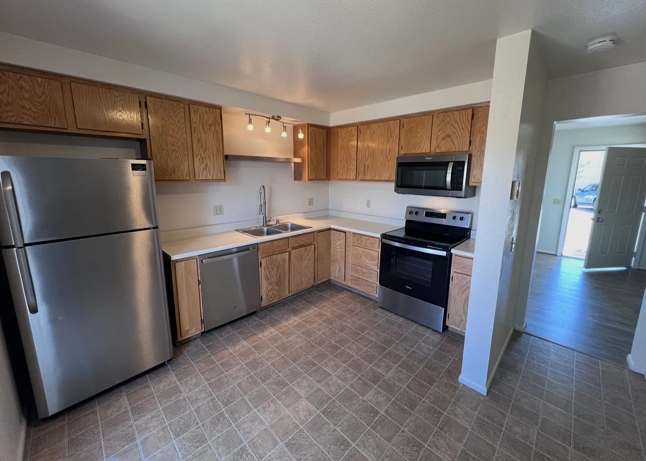 2 bed, 1.5 bath, 864 sqft, $1,800 — Photo 1