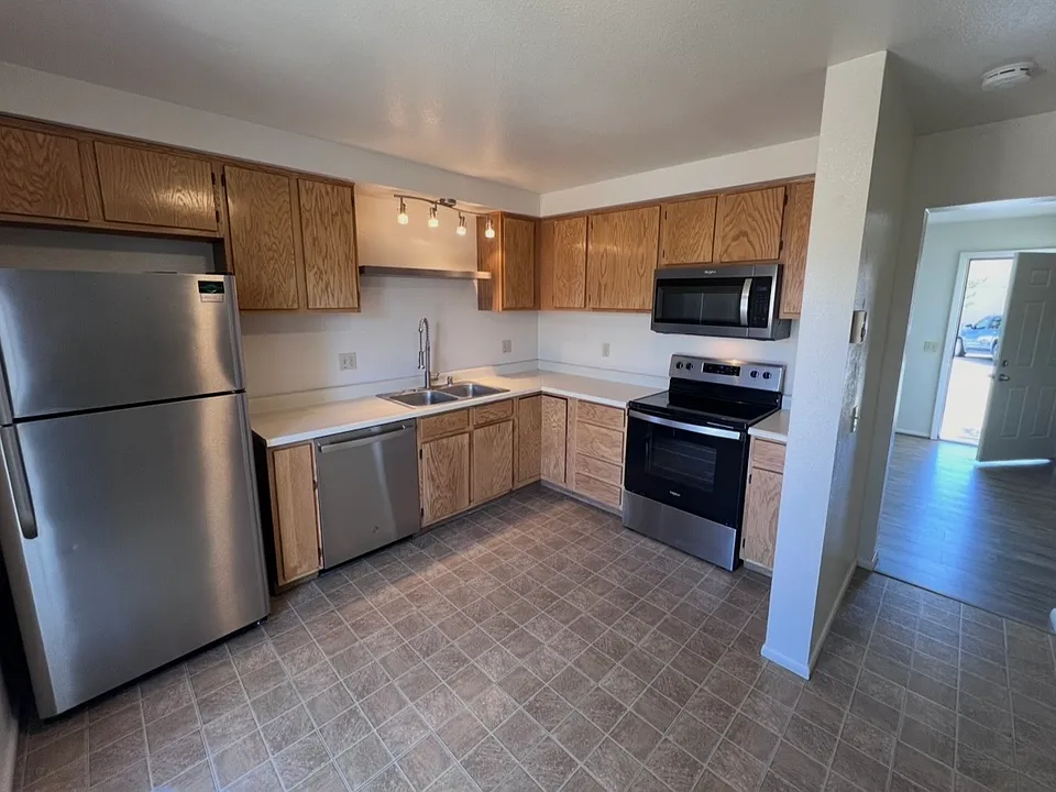 1283 Redwood Cir #5