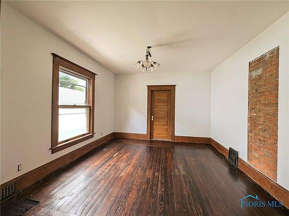 5th image of 125 E Main St