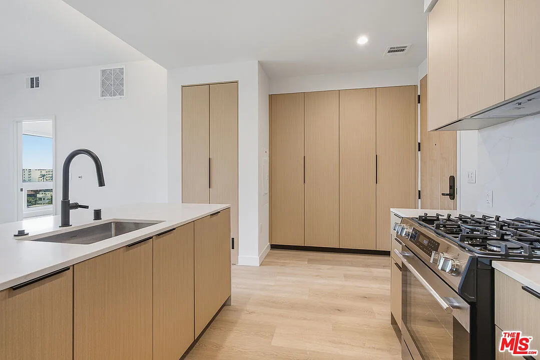 1 bed, 1.0 bath, 752 sqft, $4,295 — Photo 3