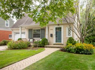 929 Saint James Pl, Park Ridge, IL 60068