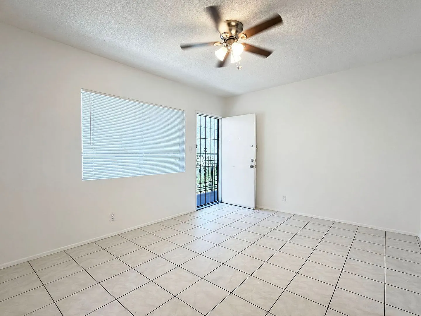 LB2425 — Photo 2