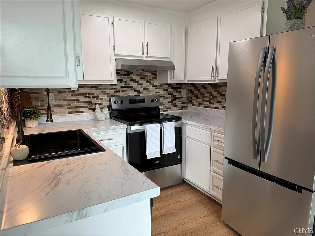 3 bed, 1.5 bath, 1260 sqft, $1,950 — Photo 2