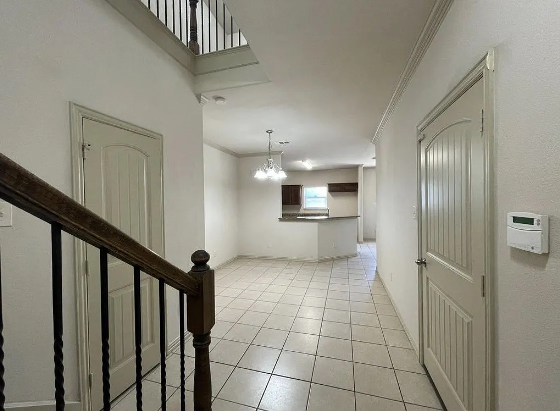 4 bed, 1700 sqft, $2,500 — Photo 3