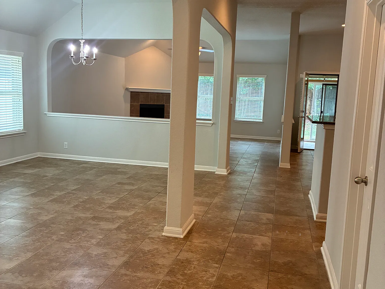 4 bed, 2461 sqft, $2,159 — Photo 2