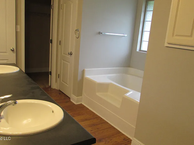 14597 Bruce Cv S — Photo 8