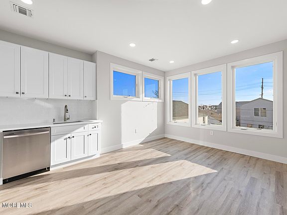 5th image of 233 Dupont Ave #2