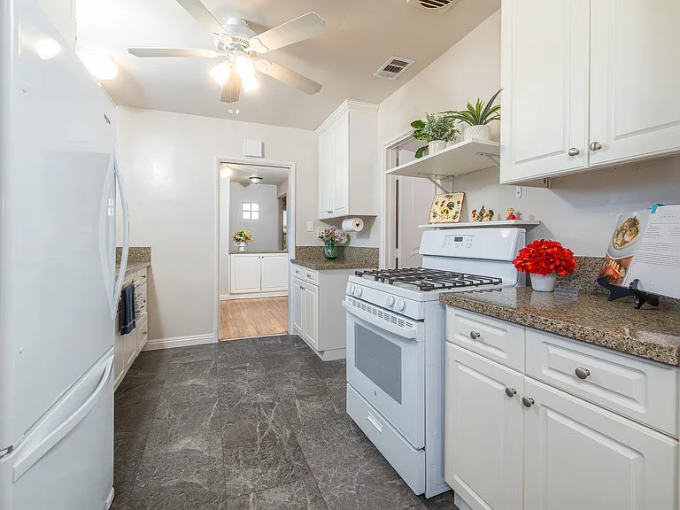521 E Date St — Photo 17