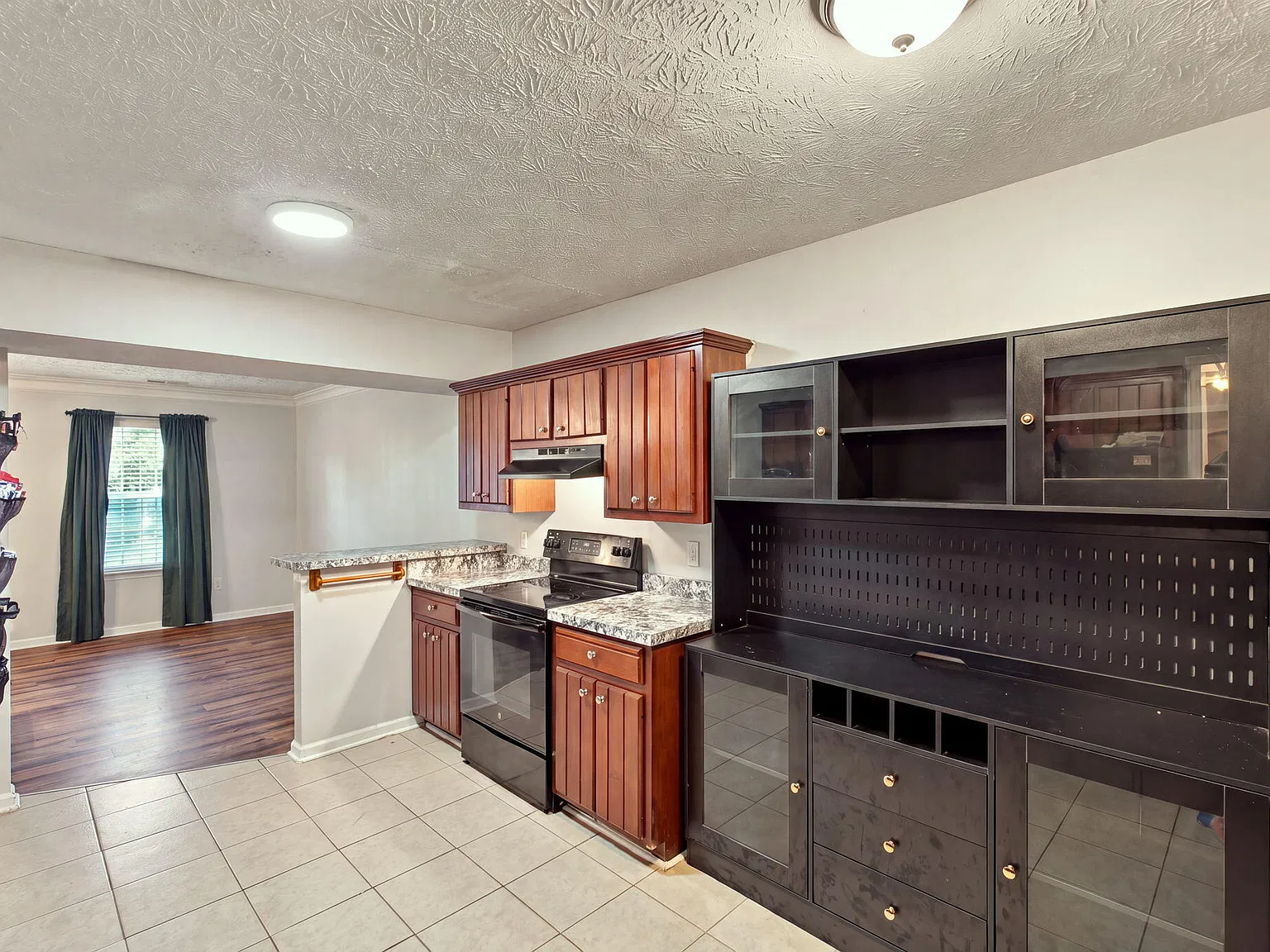 2 bed, 1.5 bath, 1359 sqft, $1,600 — Photo 3
