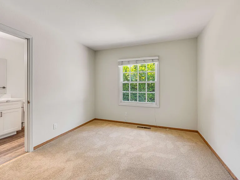 558 Beresford Ave — Photo 22